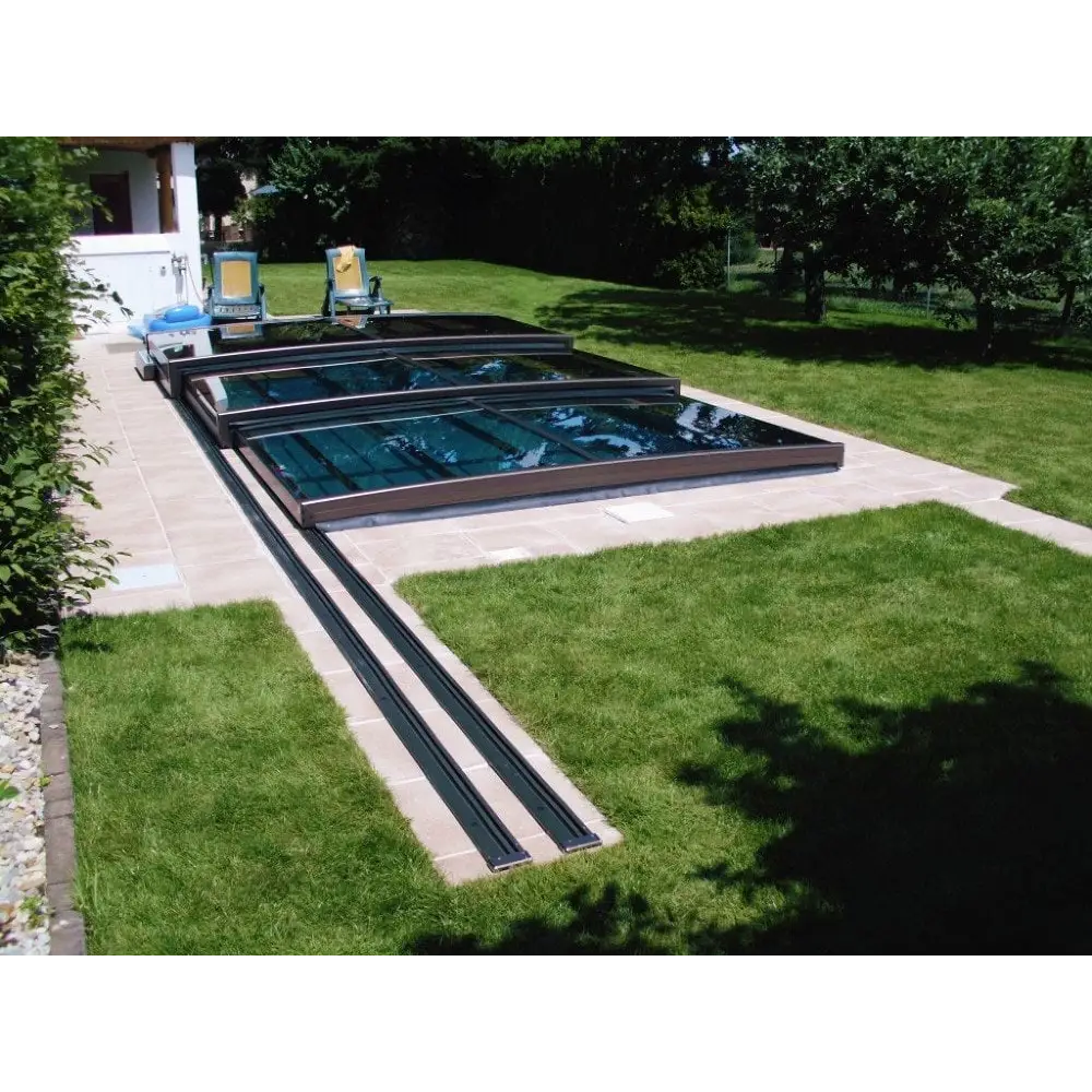 Modern svart ramat glas pooltak Mästare Plus med enkelskena på stenpatio